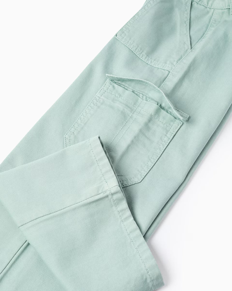 Pantálon de niña de sarga wide leg y con bolsillos cargo