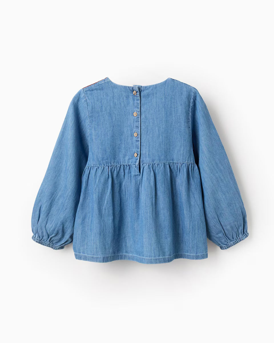 Blusa vaquera con bordados de flores