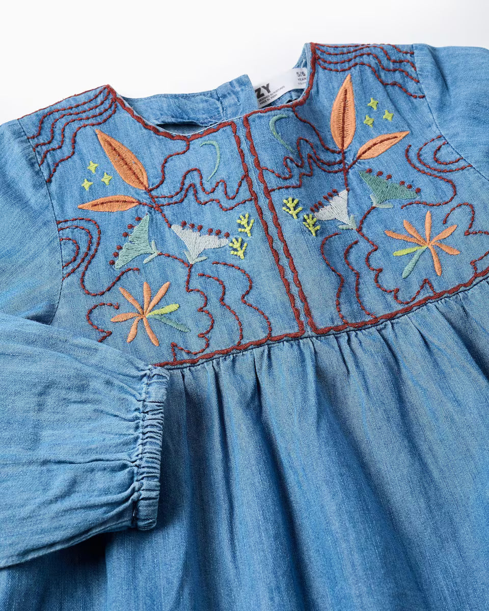 Blusa vaquera con bordados de flores