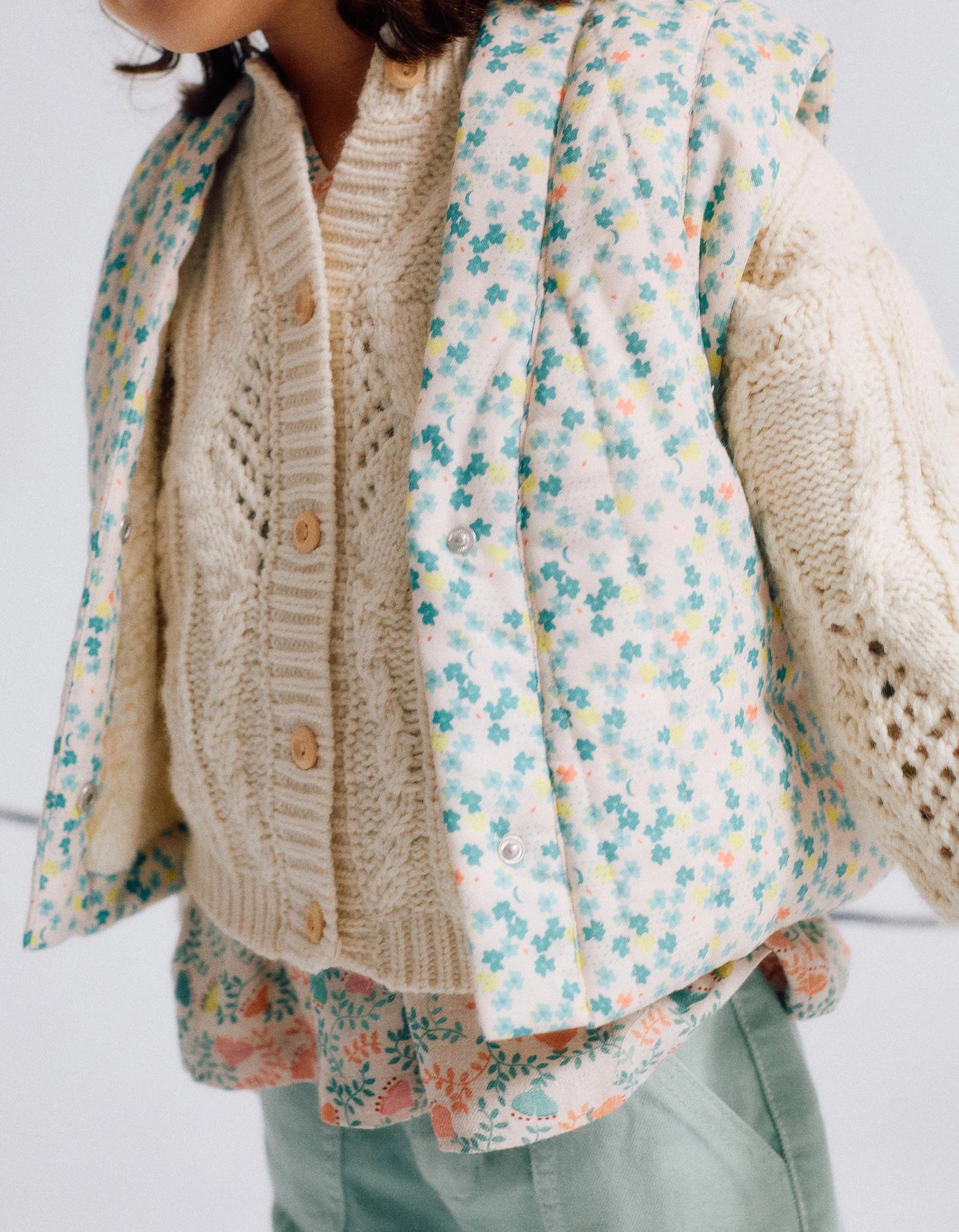 Chaleco de algodón con motivo floral y forro en sherpa para niña beige