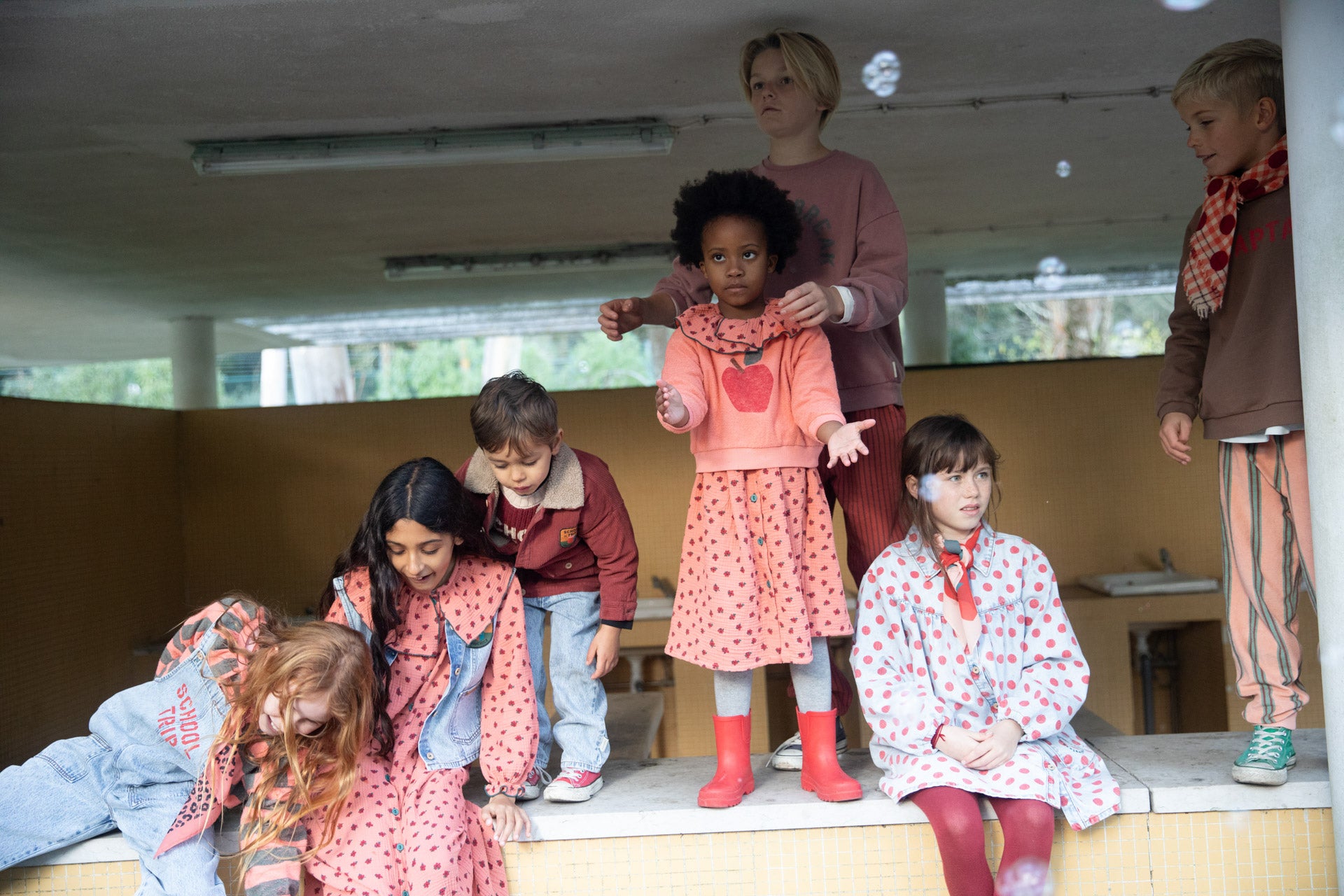 Grupo de niños vestidos con la nueva colección en El Cocherito Leré