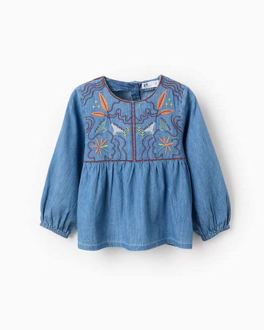 Blusa vaquera con bordados de flores